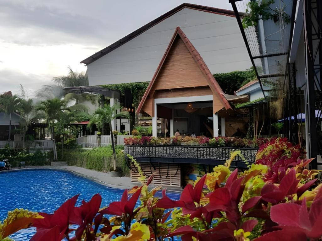 Bukit Daun Hotel And Resort Kediri  Exteriér fotografie