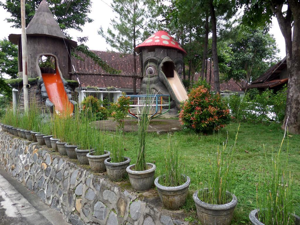 Bukit Daun Hotel And Resort Kediri  Exteriér fotografie