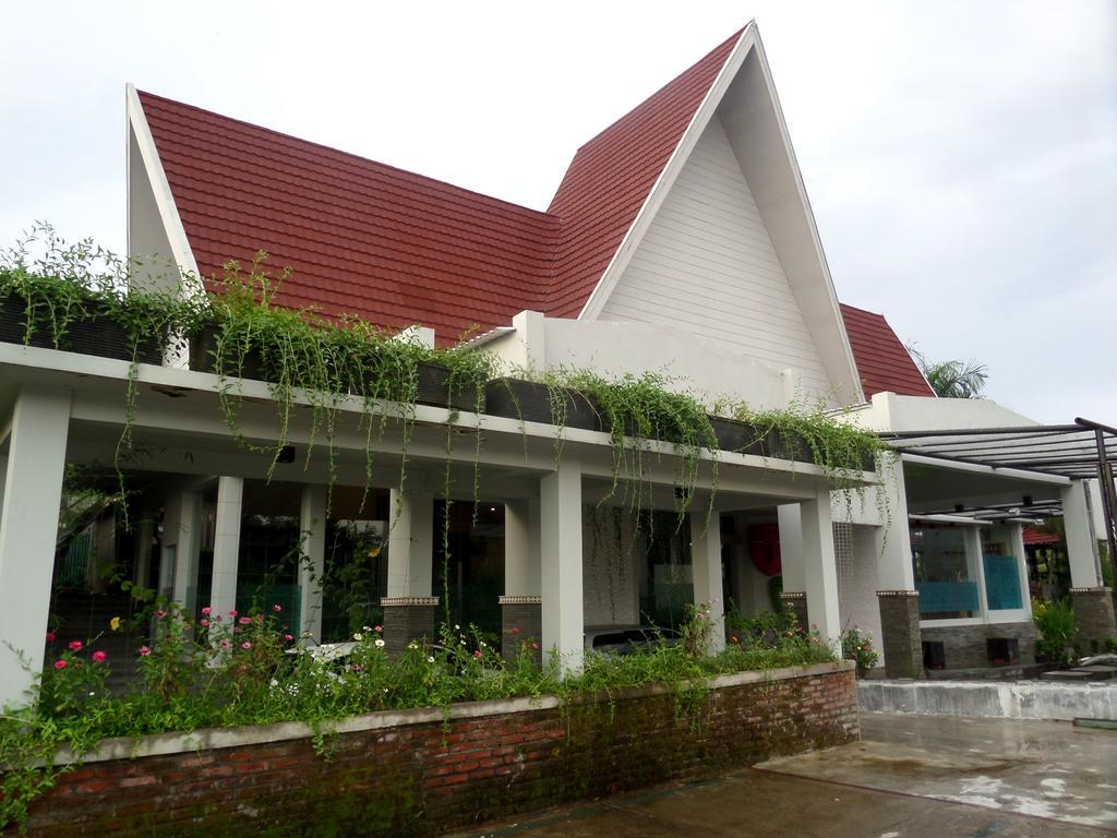 Bukit Daun Hotel And Resort Kediri  Exteriér fotografie